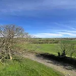 木屋 In Near Castle Ruins *