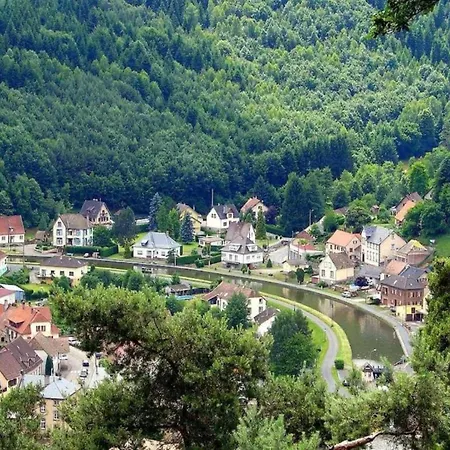 Alpstuga In Near Castle Ruins