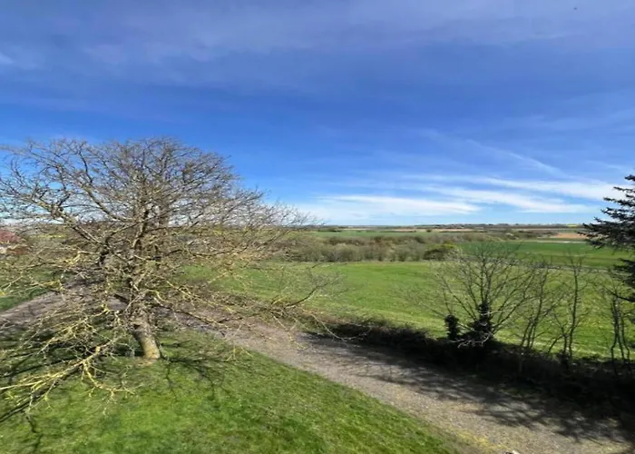 בקתה In Near Castle Ruins *