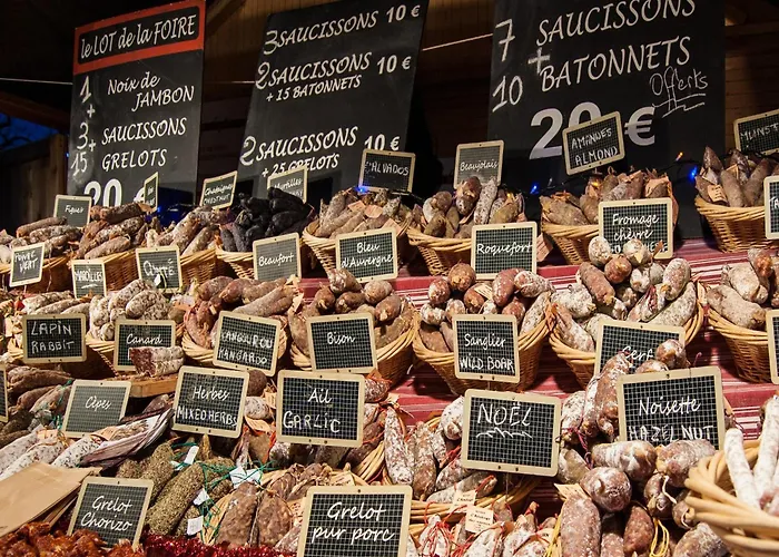 In Near Castle Ruins בקתה *