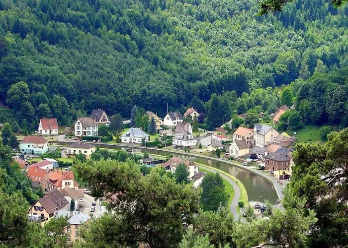 בקתה In Near Castle Ruins