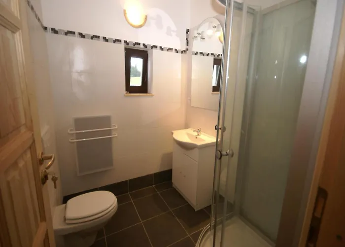 בקתה In Near Castle Ruins